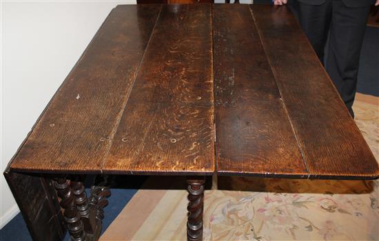 A Charles II oak gateleg table, extends to 4ft 10in. x 4ft 6in. x 2ft 5.5in.